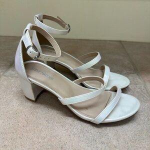Steve Madden white irredescent pearl strappy sandals heel size 3
